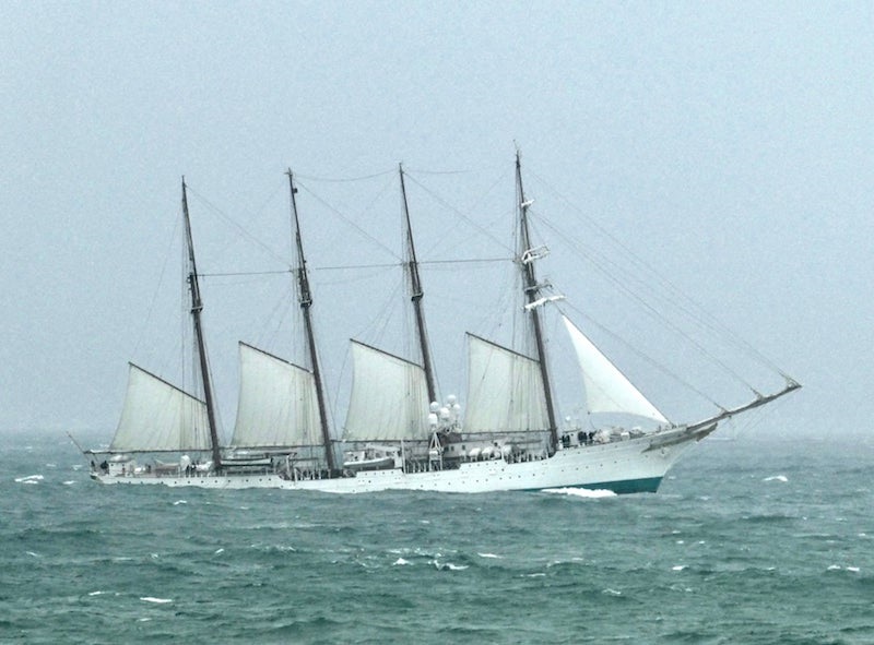 El "J. S. de Elcano" en aguas de Barcelona durante el XCIV Crucero de Instrucción